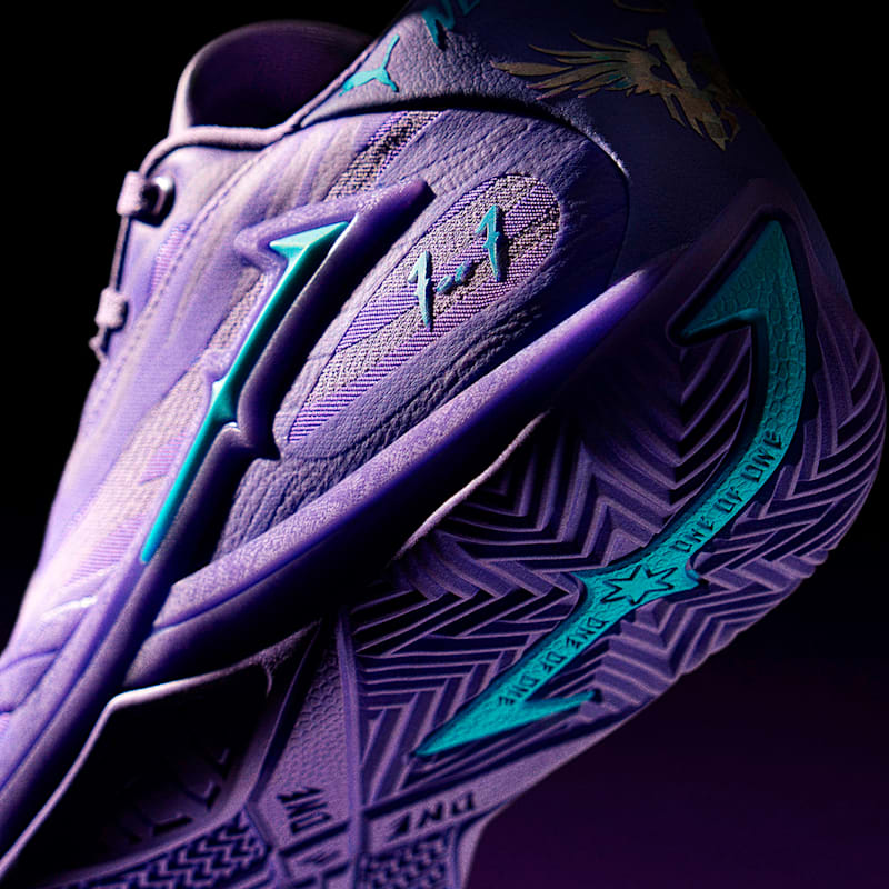 MB.06 Shooting Star Basketball Shoes